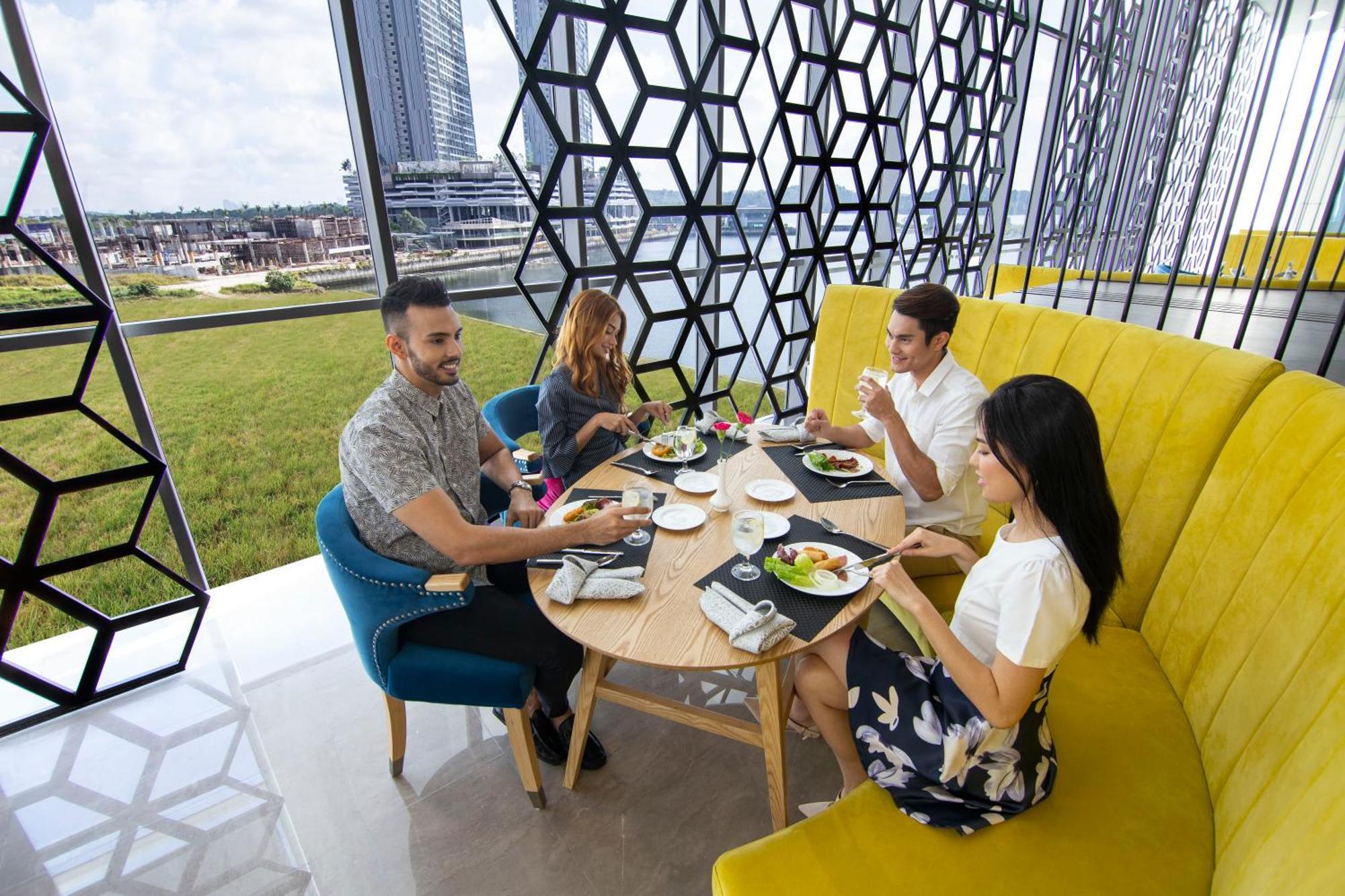 Fraser Place Puteri Harbour Nusajaya  Exterior photo Sky Bar